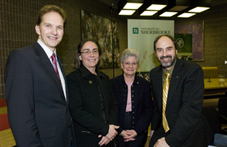 Daniel Proulx, doyen, les titulaires Louise Lalonde et Suzanne Philips-Nootens, et Jacques Beauvais, vice-recteur à la recherche