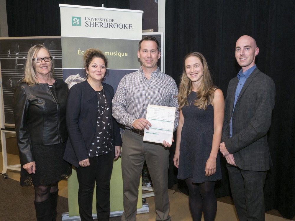 La directrice du d&eacute;veloppement philanthropique de la FLSH, Mme Sylvie Bouchard,&nbsp;la vice-doyenne &agrave; l'enseignement et au d&eacute;veloppement de la FLSH, la professeure Anick Lessard, M.&nbsp;Jean-Fran&ccedil;ois Desbiens,&nbsp;pour la Fondation Festival du Lac Massawippi&nbsp;ainsi que&nbsp;le professeur Andr&eacute; Cayer, directeur de l'&Eacute;cole de musique ont remis une bourse de 1000$ &agrave; Nathalie Rochette.