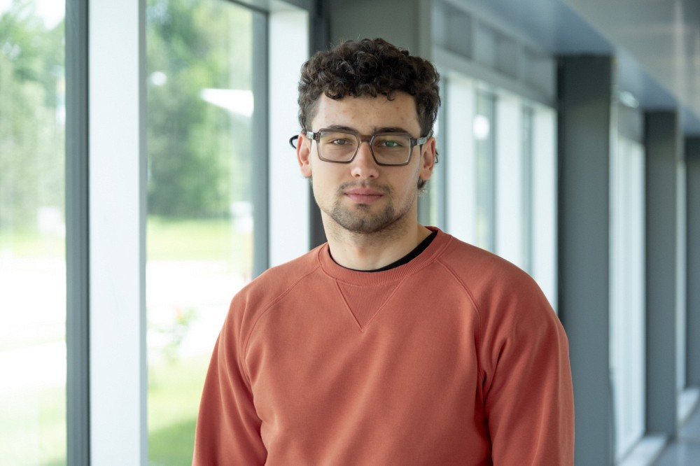 Rapha&euml;l est doctorant en g&eacute;nie &eacute;lectrique et g&eacute;nie informatique &agrave; la Facult&eacute; de g&eacute;nie de l&rsquo;Universit&eacute; de Sherbrooke, membre &eacute;tudiant du LN2, et ses travaux de recherche b&eacute;n&eacute;ficient du soutien et des infrastructures du&nbsp;3iT.Nano.