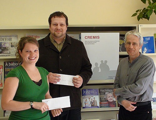 Catherine B&eacute;nicy et Christian Raby, tous deux &eacute;tudiants &agrave; la ma&icirc;trise en service social, re&ccedil;oivent leur bourse de 2500 $ en compagnie du directeur du CREMIS, Christopher McAll.