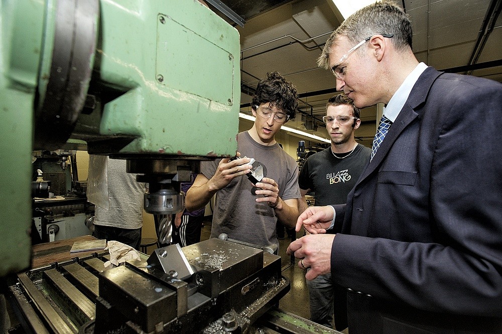 Le titulaire Alain Desrochers et des &eacute;tudiants dans un laboratoire de la Facult&eacute; de g&eacute;nie