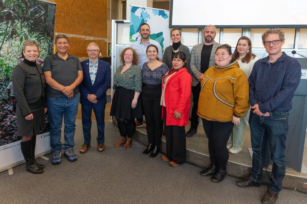 Des personnes repr&eacute;sentantes du gouvernement du Canada, du CIDIS, du CSI, de la FMSS et autres partenaires r&eacute;unis lors de l'annonce du 15 octobre 2025 &agrave; l'UdeS.