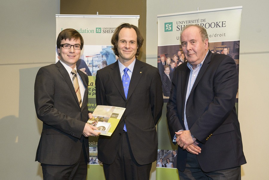 Mathieu Laberge Goupil, r&eacute;cipiendaire de la m&eacute;daille Albert-Leblanc et du Prix du doyen, en compagnie du doyen S&eacute;bastien Lebel-Grenier et de l&rsquo;ambassadeur 2004 de la Facult&eacute;, Jacques Lemay.