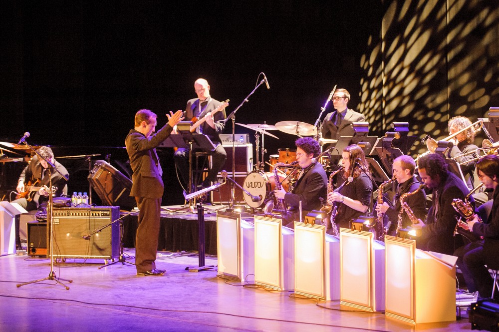 Pr Michel Lambert lors du passage de l'artiste John Pizzarelli en 2014.