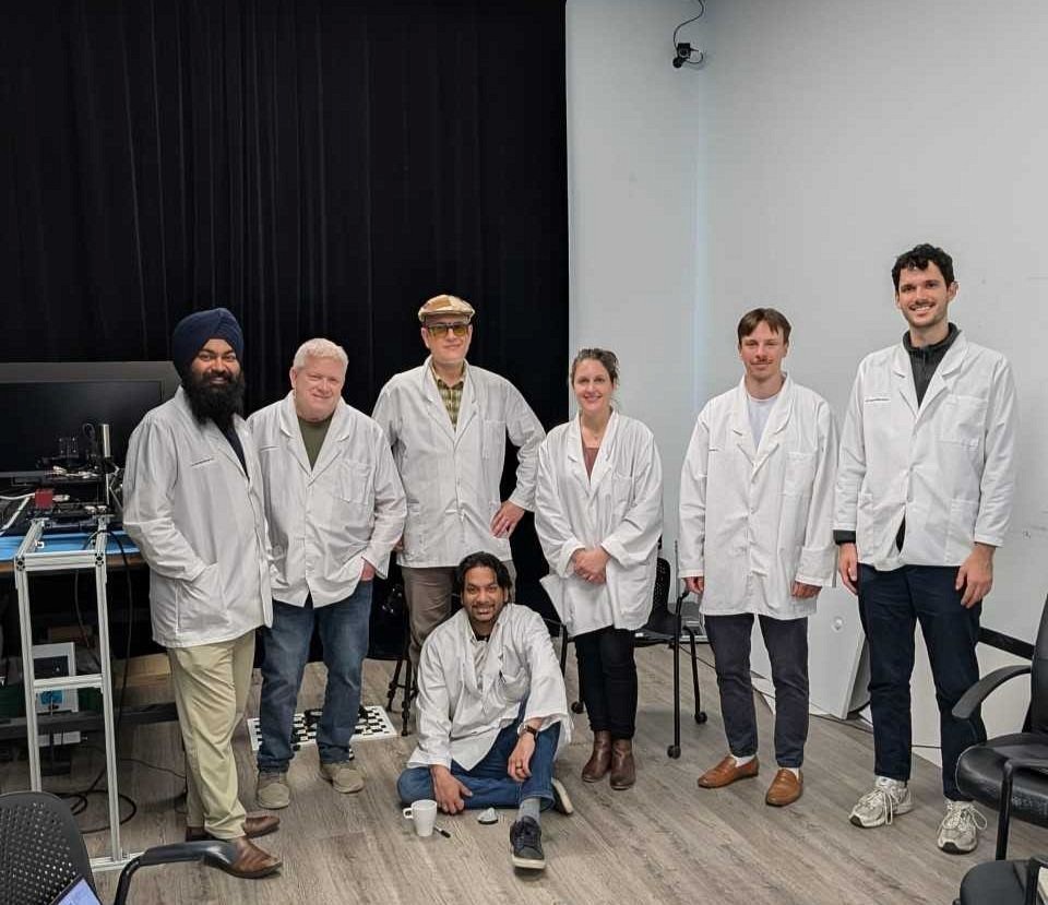 L'&eacute;quipe scientifique de l'astromobile dans les locaux de l'entreprise Canadensys Aerospace. On y retrouve, de droite &agrave; gauche, Fr&eacute;d&eacute;ric Diotte, Alex Camon et la professeure Myriam Lemelin.