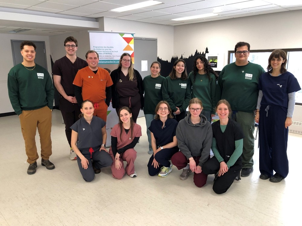 Ces occasions riches en apprentissages et en rencontres offrent aux &eacute;tudiantes et &eacute;tudiants&nbsp;une occasion privil&eacute;gi&eacute;e de sortir de leur environnement habituel, de vivre des rencontres authentiques et de donner davantage de sens &agrave; leur parcours de formation. Ici, une partie du groupe &eacute;tudiant ayant particip&eacute; &agrave; la journ&eacute;e du 16 f&eacute;vrier au site du Saguenay&ndash;Lac-Saint-Jean.