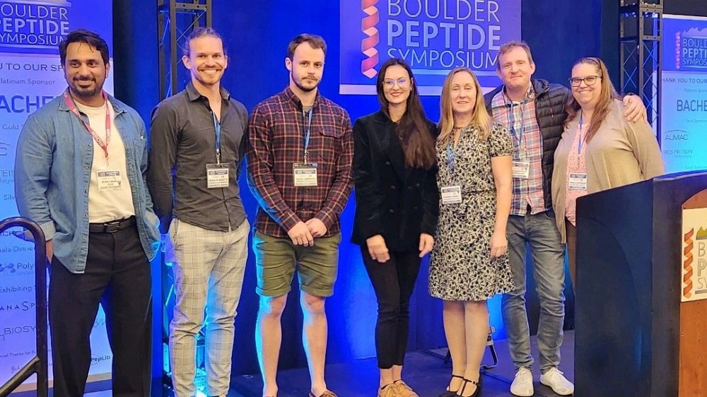 Sur la photo avec l'&eacute;tudiant Renaud Binette et l'&eacute;tudiante Sara Ferkova : Yvonne Angell, Ph.D., pr&eacute;sidente du BPS ; Rebecca Nofsinger, pr&eacute;sidente du CCS ; Christian Dr. Schwarz, pr&eacute;sident de la s&eacute;ance de posters ; Rumit Maini, PepLib