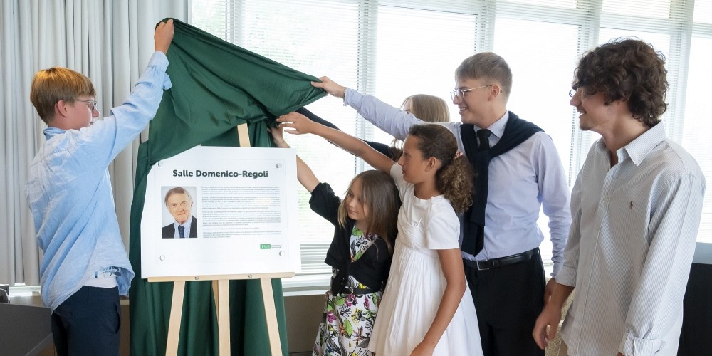 Le d&eacute;voilement de la plaque comm&eacute;morative, cr&eacute;&eacute;e &agrave; la suite de l'adoption du nouveau toponyme Salle Domenico-Regoli, a &eacute;t&eacute; effectu&eacute; par les petits-enfants du professeur Domenico Regoli.