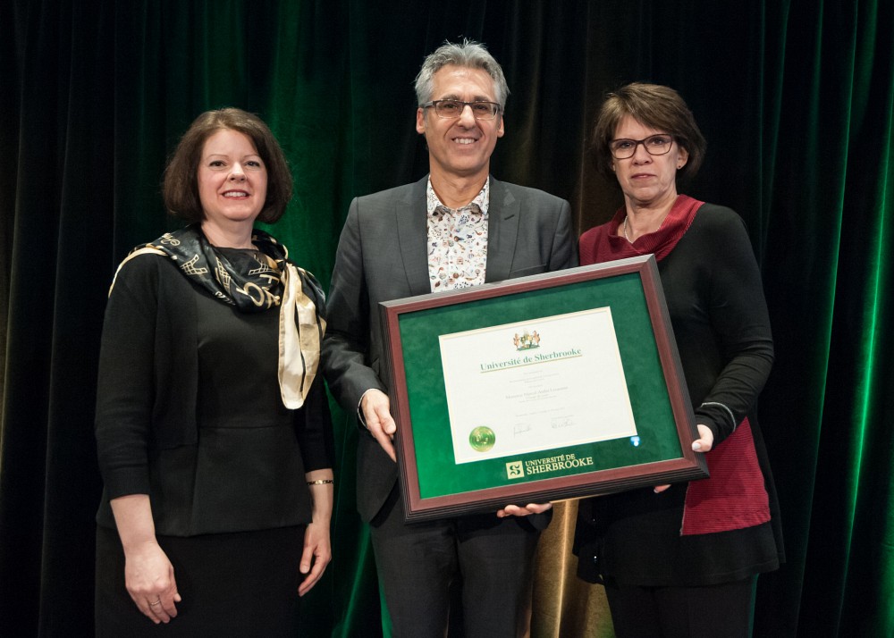 Marcel-Andr&eacute; Levasseur en compagnie de Lucie Laflamme, vice-rectrice aux &eacute;tudes, et Luce Samoisette, rectrice.