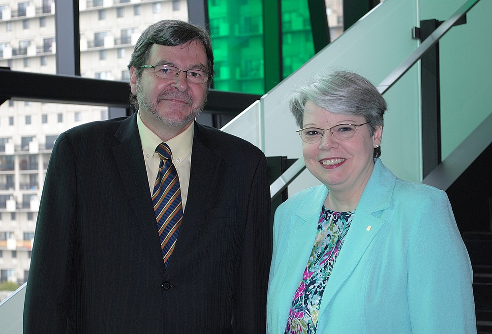 C'est avec grand plaisir que la vice-rectrice au Campus de Longueuil, Lyne Bouchard, a accueilli M. Deslongchamps ce matin.