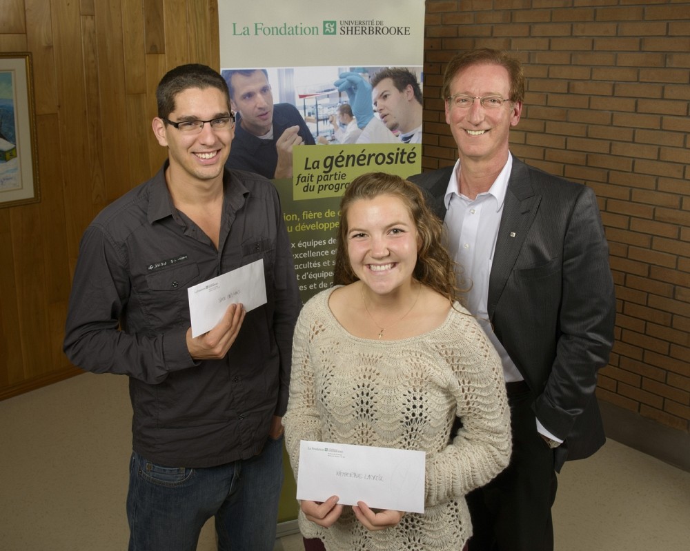 Les gagnants Simon Cinq-Mars et Katherine Lacroix &eacute;taient tout sourire lorsqu'ils ont re&ccedil;u leur ch&egrave;que de 500 $, offerts par La Fondation, en compagnie de son directeur g&eacute;n&eacute;ral, Me Fran&ccedil;ois Dub&eacute;.