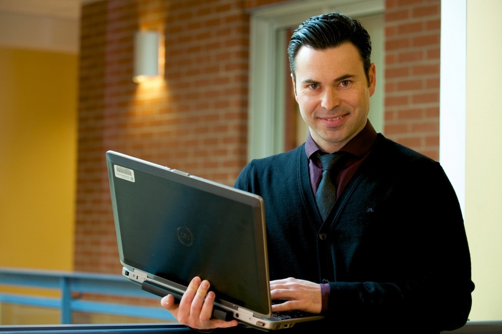 Le professeur Caya, chercheur associ&eacute; au&nbsp;P&ocirc;le de recherche en intelligence strat&eacute;gique et multidimensionnelle d'entreprise, tente, dans son article Virtual Teams Demystified: An Integrative Framework for Understanding Virtual Teams, de faciliter la vie autant aux futurs chercheurs de son domaine qu&rsquo;aux dirigeants d&rsquo;entreprises voulant g&eacute;rer efficacement leurs &eacute;quipes virtuelles.