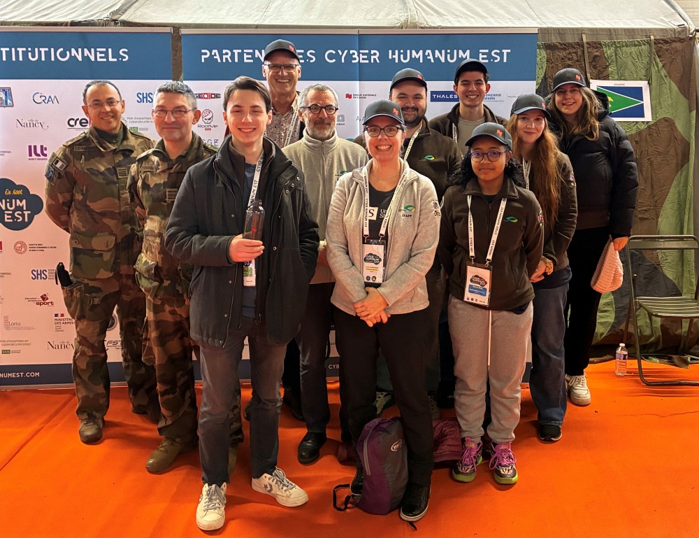 D&eacute;l&eacute;gation Sherbrookoise, de gauche &agrave;&nbsp;droite :&nbsp;Commandant&nbsp;Jean-Philippe&nbsp;Auzelle,&nbsp;Commandant&nbsp;St&eacute;phane&nbsp;G&eacute;gout&nbsp;Hugo Lamoureux,&nbsp;Pr Marc Frappier, Pr Guillaume&nbsp;Bonfante&nbsp;(Universit&eacute; de Lorraine),&nbsp;Dani&egrave;le Normandin, Directrice administrative du P&ocirc;le&nbsp;d&rsquo;expertises en cybers&eacute;curit&eacute; Intact,Benjamin Courchesne,&nbsp;Julien Champoux,&nbsp;Cathicia&nbsp;Rabenjamina, Vivianne Ouellet et Maude Sabourin.&nbsp;&nbsp;