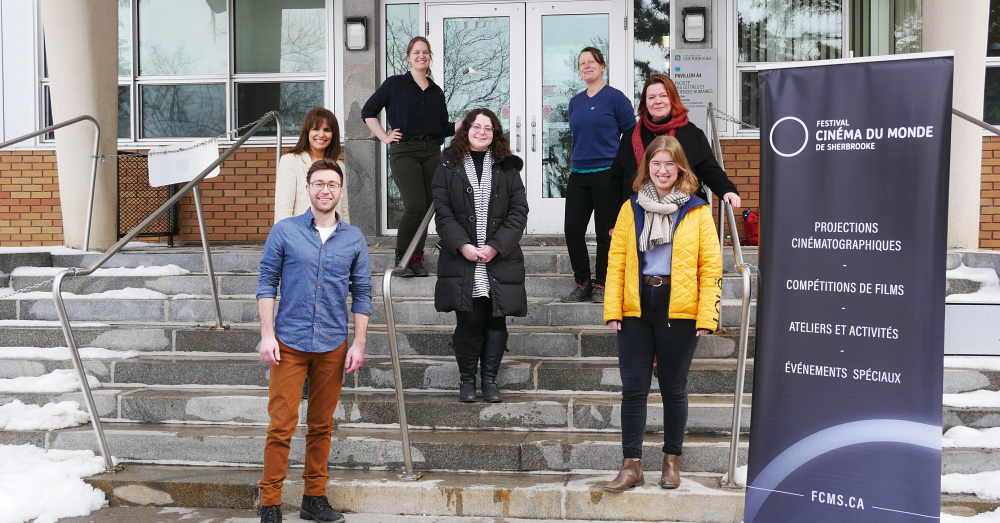 De gauche &agrave; droite, de bas en haut&nbsp;: Jean-Simon Gagn&eacute; (charg&eacute; de projet, FCMS), Virginie Barnes (&eacute;tudiante), Malika Bajjaje (directrice g&eacute;n&eacute;rale, FCMS), Marianne Schwabl (dipl&ocirc;m&eacute;e), Vicky Bernard (&eacute;tudiante), Margaux Picault (aide technique, dipl&ocirc;m&eacute;e), H&eacute;lo&iuml;se Duhaime (responsables des programmes de traduction, UdeS)