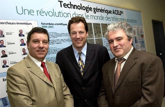 M. Gérard Lachiver, doyen de la Faculté de génie, en compagnie de M. Sylvain Desjardins, vice-président exécutif de VoiceAge, ainsi que de M. Laurent Amar, président de VoiceAge.