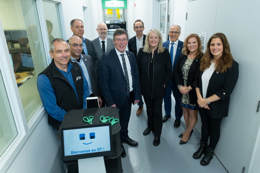 R&eacute;jean Fontaine, chercheur au 3IT; Nadi Braidy, chercheur au 3IT; Paul Charette, directeur scientifique du 3IT; Marco Blouin, MEIE; Jean Proulx, doyen de la Facult&eacute; de g&eacute;nie; Jean-Pierre Perreault, vice-recteur &agrave; la recherche et aux &eacute;tudes sup&eacute;rieures de l'UdeS; Denyse R&eacute;millard, rectrice adjointe et vice-rectrice de l'UdeS; Pierre Cossette, recteur de l'UdeS; Genevi&egrave;ve H&eacute;bert, d&eacute;put&eacute;e de Saint-Fran&ccedil;ois; Pascale D&eacute;ry, ministre de l'Enseignement sup&eacute;rieur