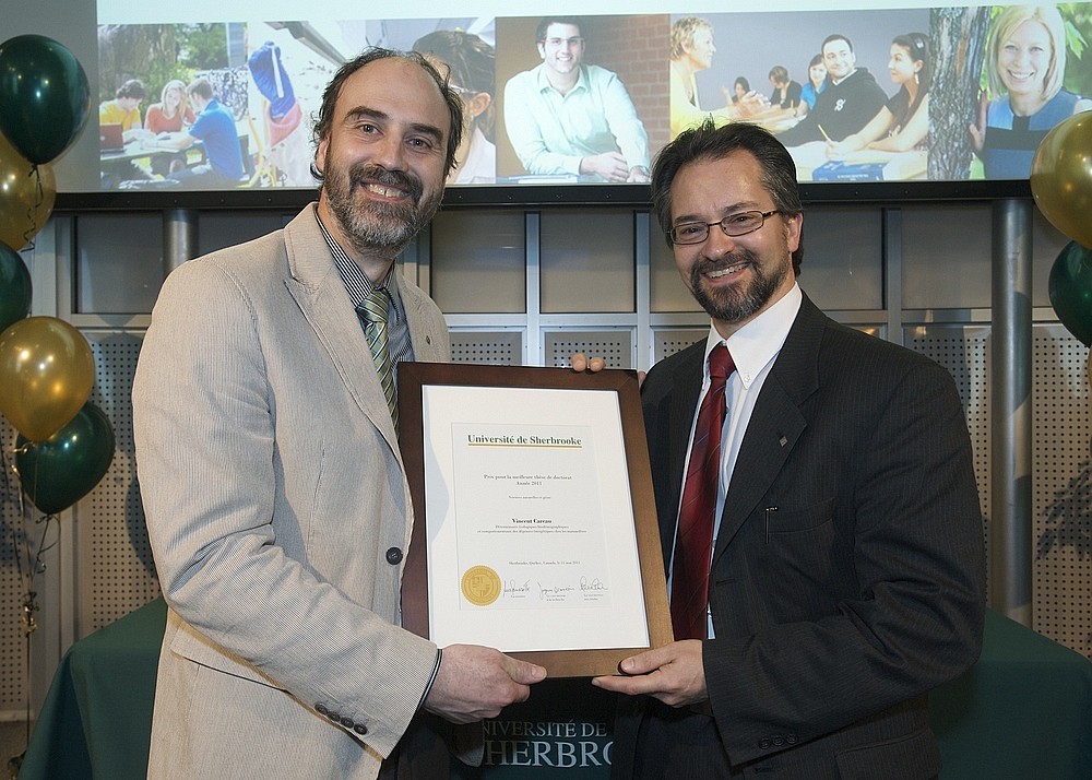 En l'absence du laur&eacute;at Vincent Careau, le vice-doyen &agrave; la recherche de la Facult&eacute; des sciences, Claude Spino (&agrave; droite), re&ccedil;oit le prix pour le secteur Sciences et g&eacute;nie des mains du vice-recteur &agrave; la recherche, Jacques Beauvais.