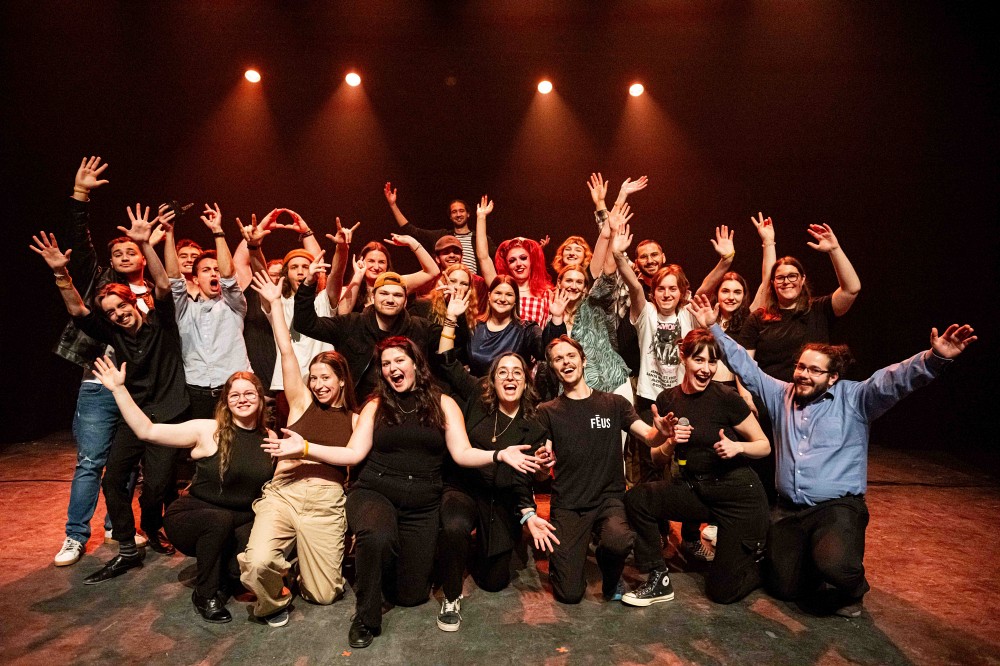 Le comit&eacute; organisateur et les artistes sur sc&egrave;ne lors d'UdeS en spectacle le 24 janvier 2024.