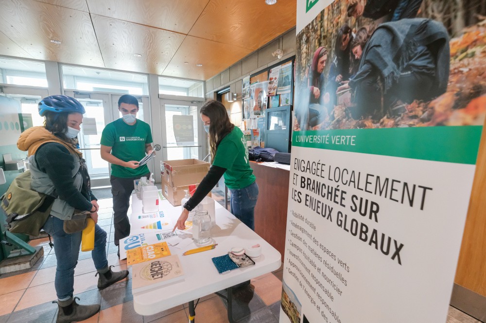 Antoine Champie et Marie-Pier Bertrand, deux personnes ambassadrices pour qui pr&eacute;server l'environnement est un enjeu essentiel, lors d'un kiosque d'information tenu en octobre.