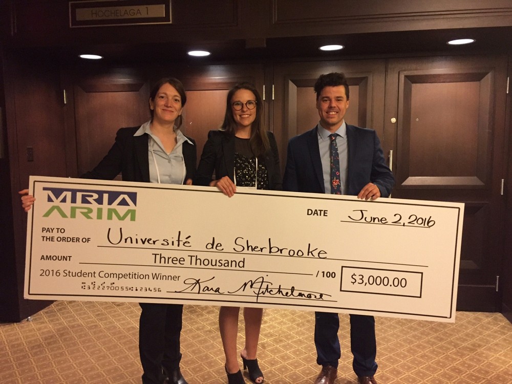 Dans l&rsquo;ordre habituel&nbsp;: Marianne Dandurand, Sabrina H&eacute;mond et Bruno Renaud, &eacute;tudiants en marketing &agrave; la Facult&eacute; d&rsquo;administration de l&rsquo;UdeS, qui ont remport&eacute; 3&nbsp;000$ pour avoir remport&eacute; le Concours interuniversitaire canadien de l&rsquo;ARIM 2016.