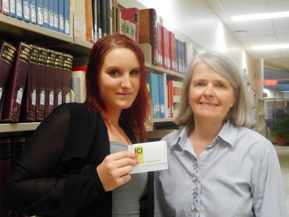 Madame Catherine Jarest, gagnante et Madame Sylvie Fournier, directrice g&eacute;n&eacute;rale du Service des biblioth&egrave;ques et archives