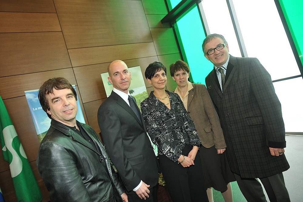 Au centre, la professeure &Eacute;lise Roy est entour&eacute;e de Jean Cusson, directeur du centre de recherche de l'h&ocirc;pital Charles-Lemoyne, d'Andr&eacute; Fortin, vice-pr&eacute;sident de la Fondation Charles-Lemoyne, ainsi que de la rectrice Luce Samoisette et du doyen R&eacute;jean H&eacute;bert.