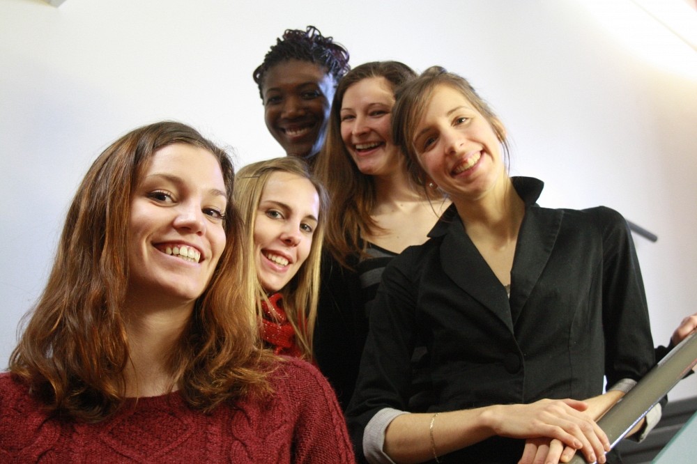 Les cinq marraines de l'&eacute;v&eacute;nement Les filles et les sciences&nbsp;: un duo &eacute;lectrisant!&nbsp;: Sarah Yapi, Julie Lamontagne, Candice Bernard, Marjorie Peyric et M&eacute;lanie Bourque.