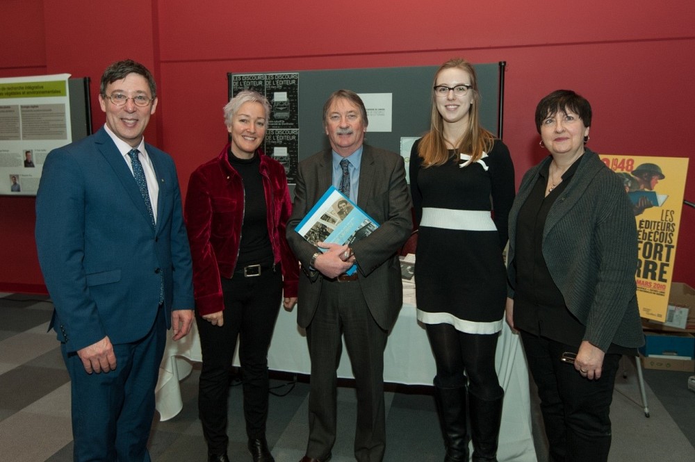 Jean-Pierre Perreault, vice-recteur &agrave; la recherche et aux &eacute;tudes sup&eacute;rieures, Jos&eacute;e Vincent, professeure et co-chercheure, Ted Hewitt, pr&eacute;sident du CRSH, Virginie Mailhot, &eacute;tudiante &agrave; la ma&icirc;trise, Julie Fecteau, archiviste au Service des biblioth&egrave;ques et archives