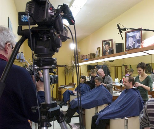 Le tournage de l'émission La Barbière, avec le professeur Philippe Sarret et l'animatrice Émilie Laforest, à l'extrême droite.