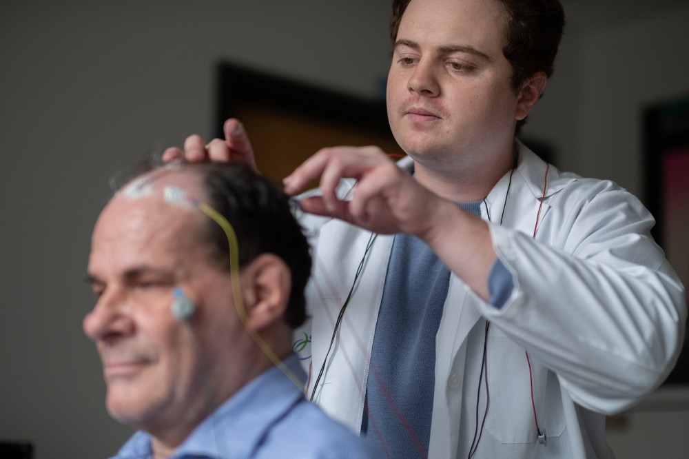 &Eacute;tienne Ledoux, &eacute;tudiant &agrave; la ma&icirc;trise en g&eacute;rontologie et assistant de recherche de la professeure Dominique Lorrain, avec un participant t&eacute;moin.