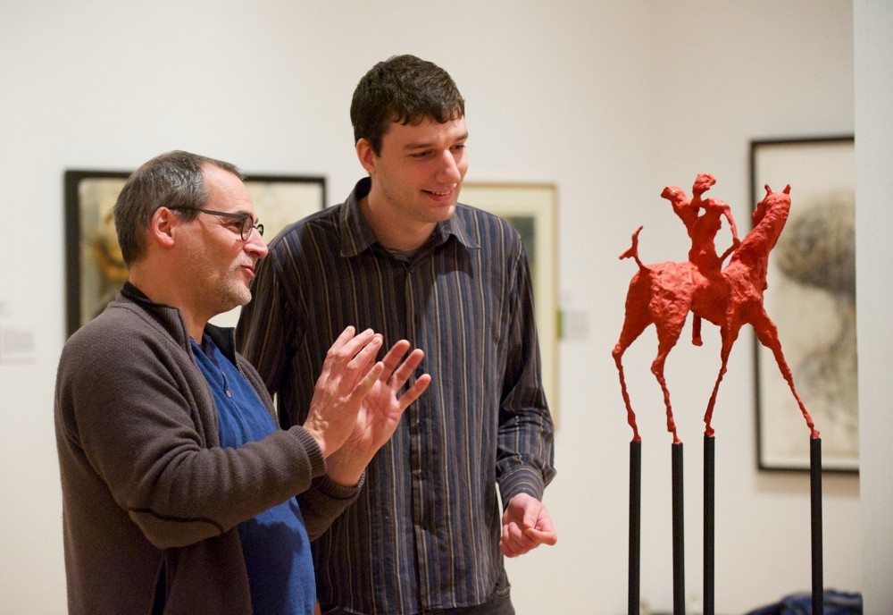 Le vice-recteur au d&eacute;veloppement durable, Alain Webster, visite l&rsquo;exposition Territoires imagin&eacute;s en compagnie de l&rsquo;&eacute;tudiant Jean-Fran&ccedil;ois Ouellet, qui travaille sur un r&eacute;pertoire de legs artistiques durables pour Loto-Qu&eacute;bec.