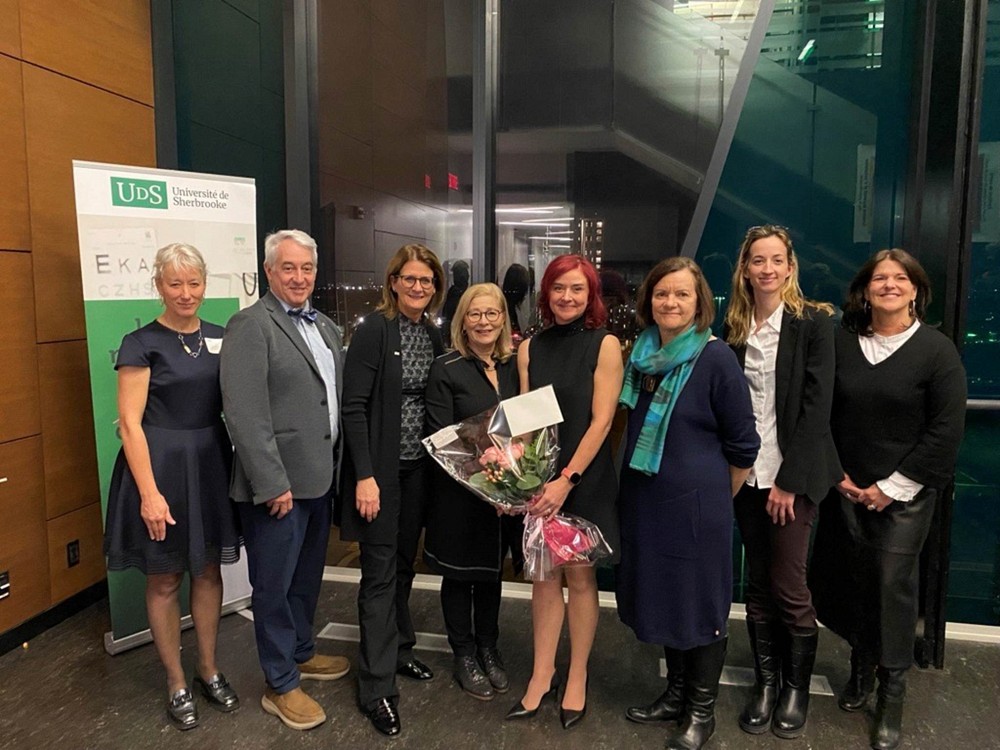 Pre Chantal Sylvain, vice-doyenne &agrave; la r&eacute;adaptation; Pr Dominique Dorion, doyen de la FMSS; Pre Nathalie Rivard, Vice-doyenne aux &eacute;tudes sup&eacute;rieures, &agrave; la recherche et &agrave; l&rsquo;innovation; Pre Dominique Tremblay directrice scientifique du Centre de recherche Charles-Le Moyne (CRCLM); Pre Marie-France Coutu, nouvelle titulaire de la Chaire; Pre Marie-Jos&eacute;e Durand, titulaire sortante de la Chaire; Anne Saint-Roch, Directrice du Bureau de Collaboration Technologique, Pratt & Whitney Canada; Nathalie Boudreau, directrice g&eacute;n&eacute;rale de la Fondation H&ocirc;pital Charles-LeMoyne