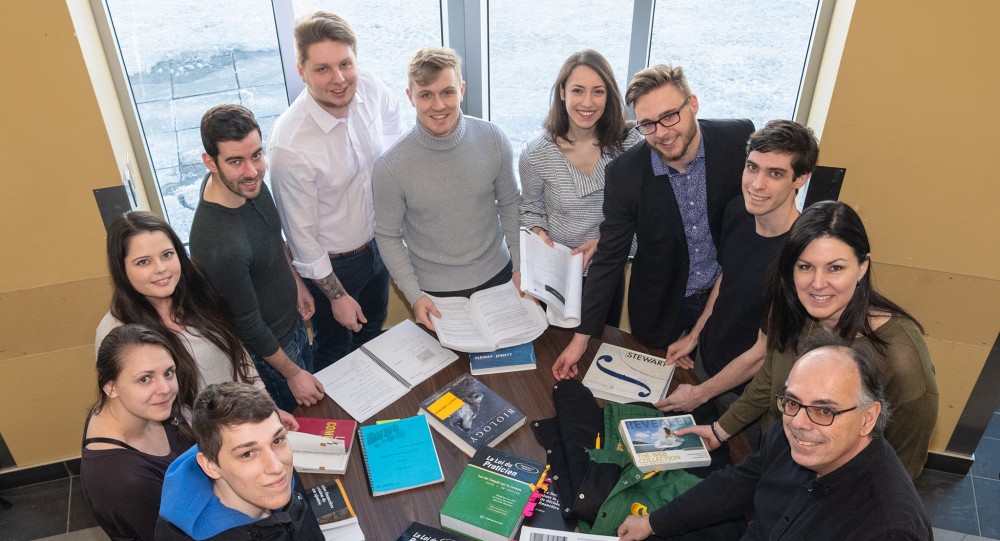 Quelques &eacute;tudiantes et &eacute;tudiants du projet R&Eacute;Gime, un service d&rsquo;achat-revente de livres scolaires d&rsquo;occasion, avec la directrice g&eacute;n&eacute;rale de la Coop&eacute;rative, St&eacute;phanie Lemay.