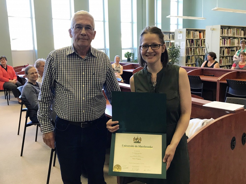 Robert Harvey, membre du jury, et Annie Tanguay, laur&eacute;ate du premier prix. La laur&eacute;ate du second prix, Katheryn Tremblay, &eacute;tait absente lors de la cette c&eacute;r&eacute;monie.