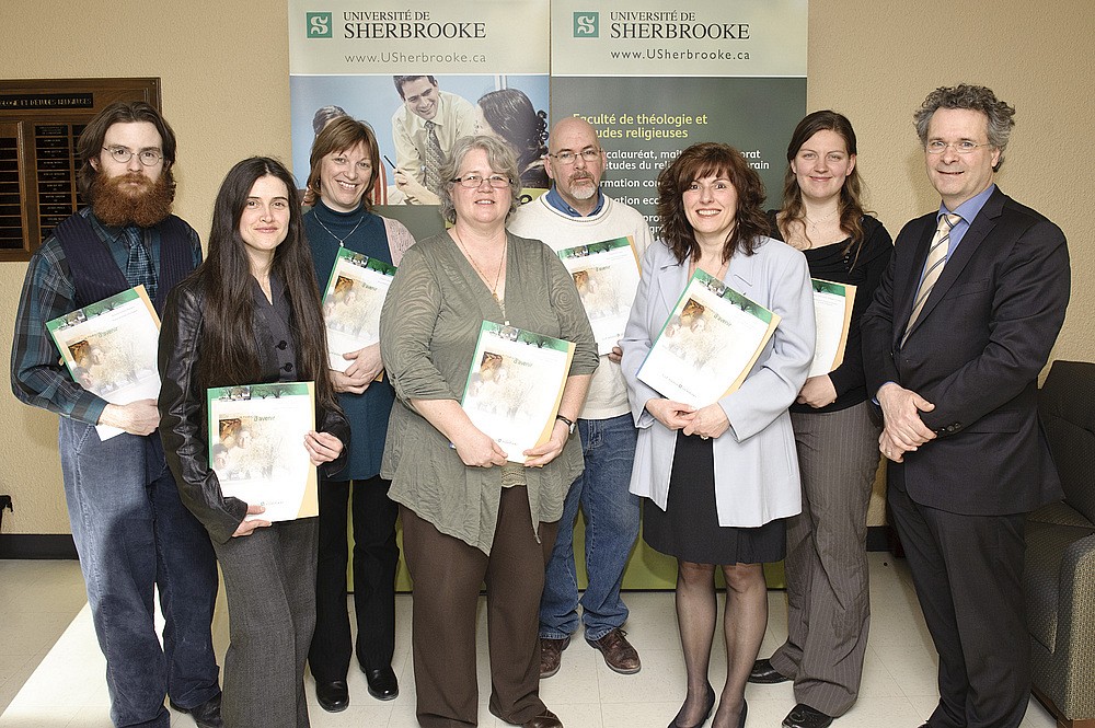 Les r&eacute;cipiendaires dans l'ordre habituel : &Eacute;tienne Domingue, Sara Delisle, Lorraine Derocher, Sylvie Tardif, Guy Fortin, Sylvie Laviolette et Marie-No&euml;lle B&eacute;langer-L&eacute;vesque ainsi que le doyen de la Facult&eacute;, Pierre C. No&euml;l.
