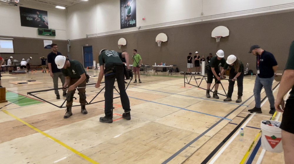 Le club &eacute;tudiant du Pont d&rsquo;acier de l&rsquo;Universit&eacute; de Sherbrooke (PAUS) en action au C&eacute;gep de Sherbrooke