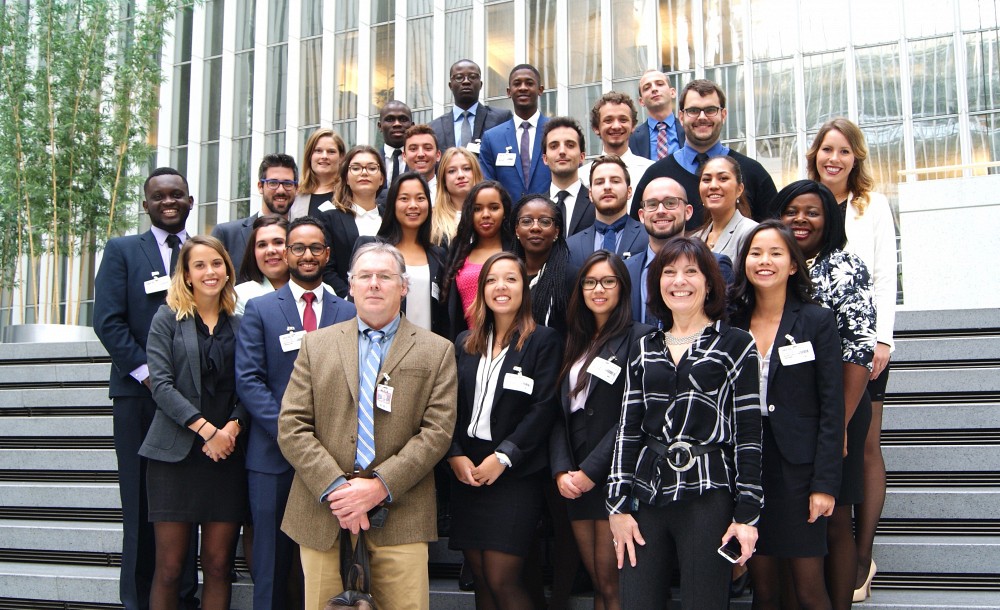 Pr Jacques Gagnon en compagnie de Mme Nancy Clifford, Senior International Affairs Officer &agrave; la Banque mondiale ainsi que la cohorte &eacute;tudiante 2016. 