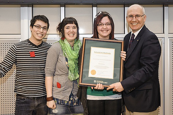 Jessica Gaouette re&ccedil;oit le Prix Solidarit&eacute; des mains de Martin Buteau, vice-recteur aux ressources humaines et &agrave; la vie &eacute;tudiante, en compagnie de Nicolas Jourdain et Val&eacute;rie Lusignan, &eacute;tudiants.