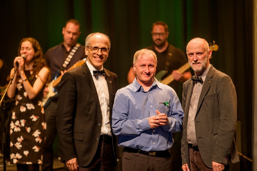 Patrick Cliche, entour&eacute;e par le recteur de l'Universit&eacute; de Sherbrooke, le professeur Pierre Cossette (&agrave; gauche), et le vice-recteur aux ressources humaines, le professeur Jean Goulet (&agrave; droite).