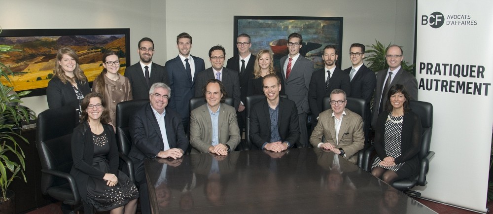 1re rang&eacute;e : Genevi&egrave;ve Vigneault, P. Mario Charpentier, S&eacute;bastien Lebel-Grenier, Pierre T. Allard, Bertrand Giroux &nbsp;et Natasha Girouard. 2e rang&eacute;e : Caroline Beaudoin, H&eacute;l&egrave;ne Beauchemin, Kevin Vincelette, Charles Soucy-Fradette, Jean-Fran&ccedil;ois No&euml;l, Dominic Goudreault, Marianne Desrochers, Guillaume Savard-Fouquette, Fr&eacute;d&eacute;ric Dionne, Marc-&Eacute;tienne L&eacute;vesque et Ga&eacute;tan Prince.