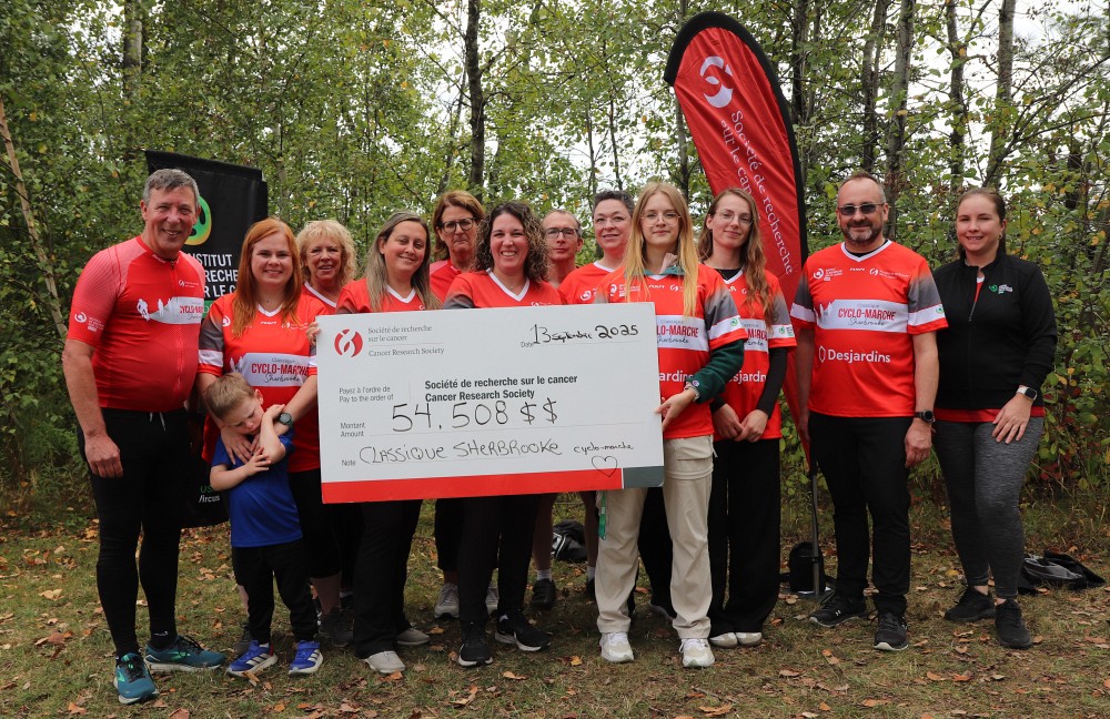 De gauche &agrave; droite : Pr Jean-Pierre Perrault, recteur de l'Universit&eacute; de Sherbrooke, accompagn&eacute; de plusieurs membres du comit&eacute; organisateur, dont Pre V&eacute;ronique Giroux (IRCUS), Manon De Arburn (SRC), Pre Marilyne Labrie (IRCUS), Pre Nathalie Rivard (IRCUS), Patricia Soulard (SRC), Pr Benoit Paquette (IRCUS), Karine Tremblay (coordonnatrice scientifique de l'IRCUS), Fr&eacute;d&eacute;rique Goulet (IRCUS), Fjolla Rexhepi (IRCUS), Pr Fran&ccedil;ois-Michel Boisvert (directeur scientifique de l'IRCUS) et&nbsp;Ariane Cristina De Castro (IRCUS).