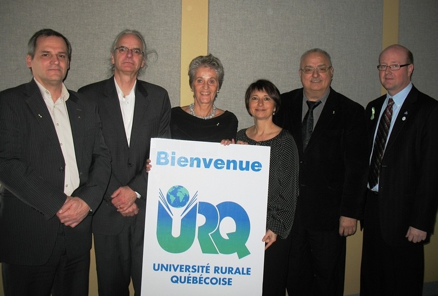 Alain Webster, vice-recteur au d&eacute;veloppement durable et aux relations gouvernementales; Paul Morin, professeur au D&eacute;partement de service social; Nicole Robert, pr&eacute;f&egrave;te de la MRC du Haut-Saint-Fran&ccedil;ois; Ginette Isabel, directrice g&eacute;n&eacute;rale de la SADC de la r&eacute;gion de M&eacute;gantic; Maurice Bernier, pr&eacute;fet de la MRC du Granit; et Hugues Grimard, pr&eacute;fet de la MRC des Sources.