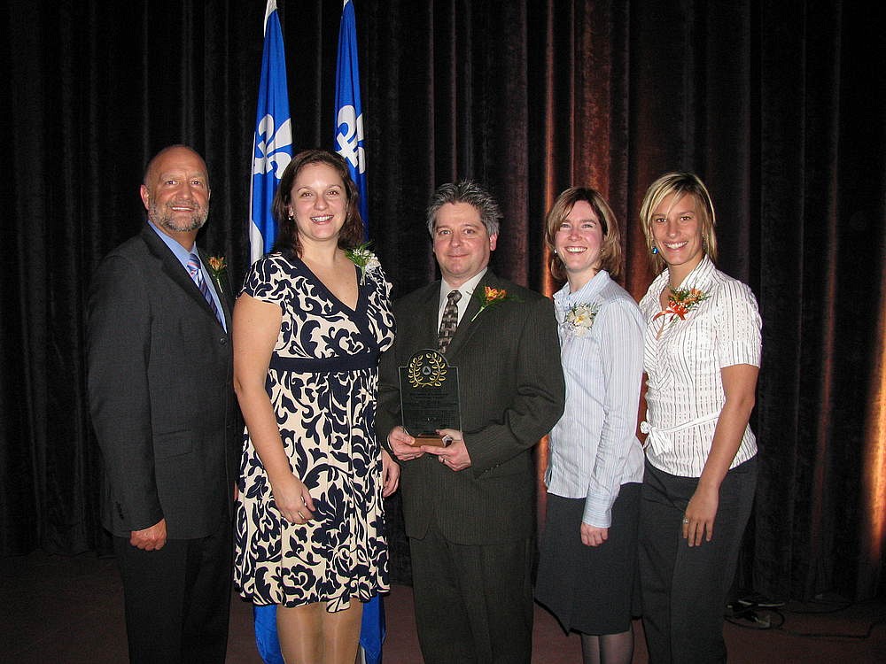 Michel C. Dor&eacute;, sous-ministre au minist&egrave;re de la S&eacute;curit&eacute; publique du Qu&eacute;bec, Vicky Chainey et Dany Desch&ecirc;nes, coordonnateurs du projet, Anne Camirand, de l&rsquo;&Eacute;cole Marie-Rivier, et Andr&eacute;anne Tremblay, de la Commission scolaire Des Ch&ecirc;nes.
