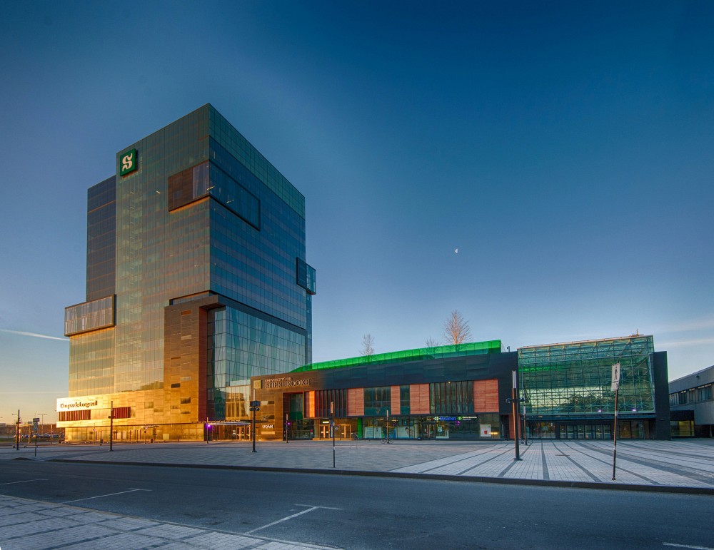 Le Campus de Longueuil est reli&eacute; directement au terminus d&rsquo;autobus de Longueuil et &agrave; la station de m&eacute;tro Longueuil&ndash;Universit&eacute;-de-Sherbrooke. Un stationnement&nbsp;int&eacute;rieur est accessible par la rue Saint-Charles Ouest.