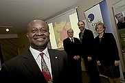 &Agrave; l'avant, le titulaire Jean Claude Kalubi, le pr&eacute;sident du Conseil d'administration du Consortium national de recherche sur l'int&eacute;gration sociale, Claude Belley, le vice-recteur &agrave; la recherche Jacques Beauvais, et la doyenne de la Facult&eacute; d'&eacute;ducation Colette Daudelin.