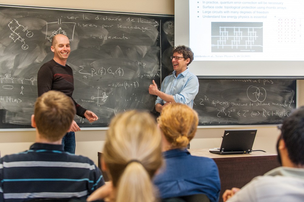 Les physiciens David Poulin&nbsp;et&nbsp;Alexandre Blais.