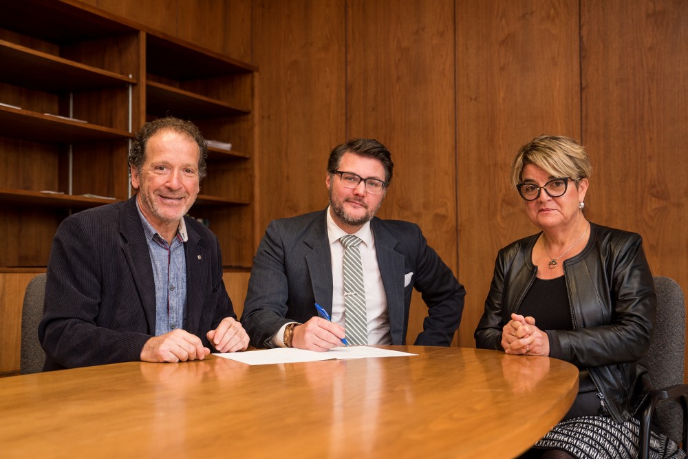 M. Luc Ra&icirc;che Directeur du d&eacute;veloppement &agrave; la Facult&eacute; des sciences, M. Jonathan Laberge, Directeur du d&eacute;veloppement des affaires pour Technologie Reptile Inc, et Pre Carole Beaulieu, doyenne de la Facult&eacute; des sciences.