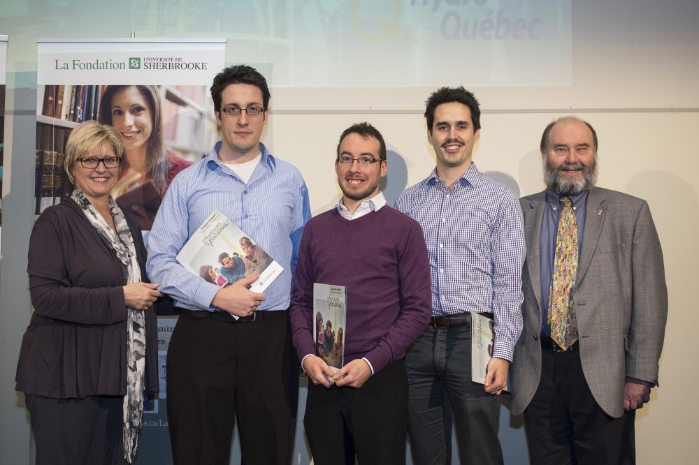 Madame Maryse Pion, repr&eacute;sentante de la direction - Affaires r&eacute;gionales et collectivit&eacute;s d'Hydro-Qu&eacute;bec, ainsi que le professeur Philippe Mabilleau du D&eacute;partement de g&eacute;nie &eacute;lectrique et de g&eacute;nie informatique de la Facult&eacute; de g&eacute;nie, entourent les r&eacute;cipiendaires Fran&ccedil;ois Quesnel, &eacute;tudiant &agrave; la ma&icirc;trise en g&eacute;nie chimique, Alexandre Martin, &eacute;tudiant &agrave; la ma&icirc;trise en g&eacute;nie civil et Francis Th&eacute;rien, &eacute;tudiant &agrave; la ma&icirc;trise en g&eacute;nie m&eacute;canique, qui ont m&eacute;rit&eacute; des bourses de 5000 $ chacun.
