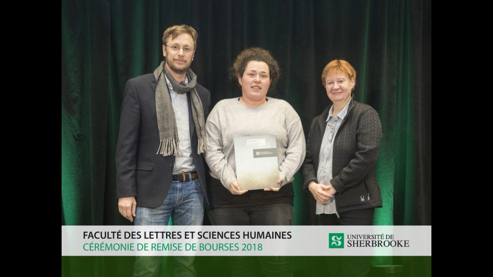 Le professeur David Morin, vice-doyen aux &eacute;tudes sup&eacute;rieures et aux affaires internationales, la r&eacute;cipiendaire Caroline Dolant et la professeure Lynda Bellalite, directrice du D&eacute;partement de g&eacute;omatique appliqu&eacute;e.