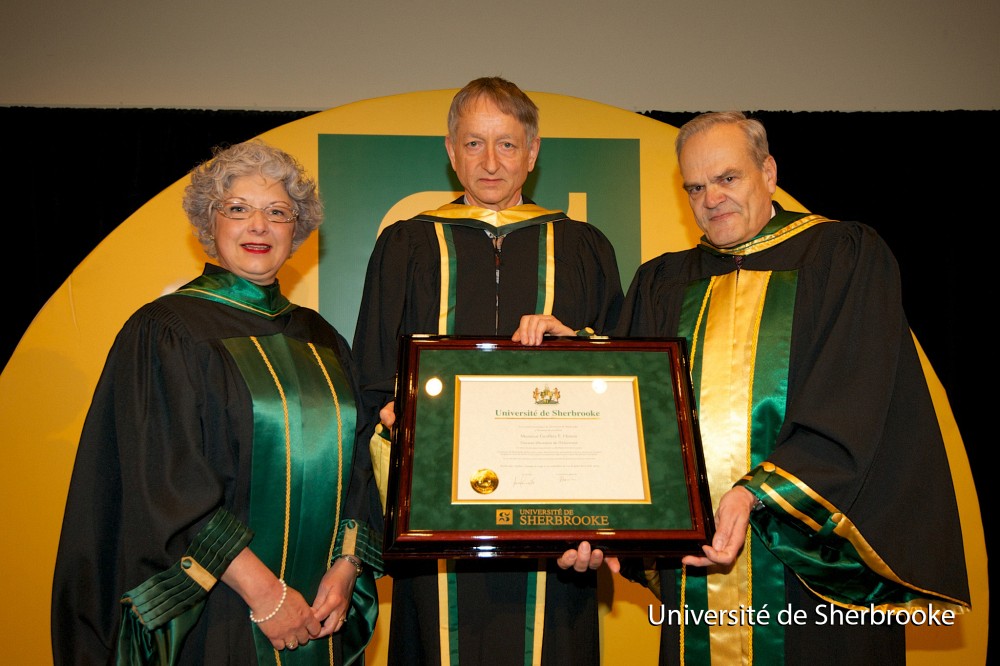 Geoffrey Hinton a &eacute;t&eacute; fait docteur d'honneur de l'UdeS en 2013. Il est accompagn&eacute; sur la photo de la professeure Jocelyne Faucher, secr&eacute;taire g&eacute;n&eacute;rale, et du professeur Serge Jandl, alors doyen de la Facult&eacute; des sciences.